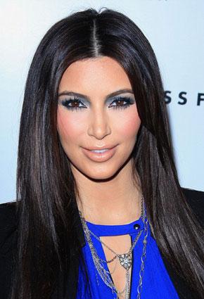 كيم ترمى ببودرة بيضاء ... على السجادة الحمراء